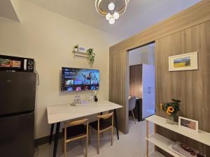 1BR Condotel with Balcony at FAME Residences #FM54-1