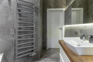 Zabrska 18 Spacious Apartment by BookingHost