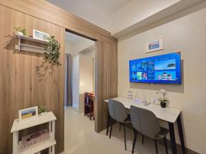 1BR Condotel with Balcony at FAME Residences #FM58-1