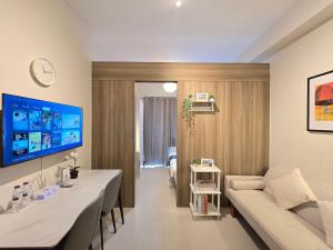 1BR Condotel with Balcony at FAME Residences #FM59-1