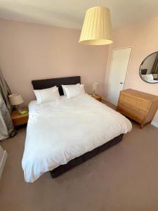 New Royal Mile Residence Spacious Quiet Comfortable Flat with Balcony & Great Views Top Floor No Lift