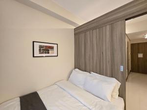 1BR Condotel with Balcony at FAME Residences #FM60-1