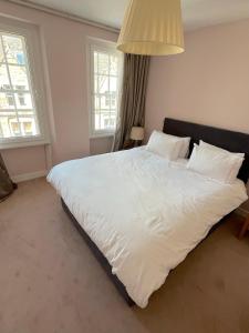 New Royal Mile Residence Spacious Quiet Comfortable Flat with Balcony & Great Views Top Floor No Lift