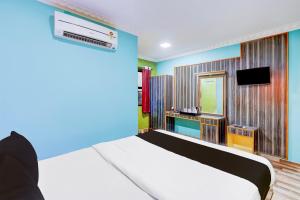 Super Collection O Karnampet Gate Formerly KVS Residency