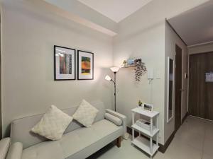 1BR Condotel with Balcony at FAME Residences #FM63-1
