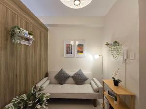 1BR Condotel with Balcony at FAME Residences #FM64-1