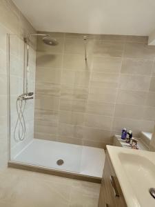 New Royal Mile Residence Spacious Quiet Comfortable Flat with Balcony & Great Views Top Floor No Lift