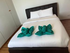 Qawra 3 Bed Seaview with Common Pool