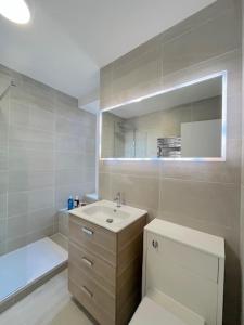 New Royal Mile Residence Spacious Quiet Comfortable Flat with Balcony & Great Views Top Floor No Lift