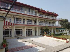 Skyview Stays I Party Lawns I Adjacent The Good Club I 1km Sukhna lake,Rock Garden & High Court I