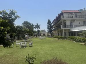 Skyview Stays I Party Lawns I Adjacent The Good Club I 1km Sukhna lake,Rock Garden & High Court I