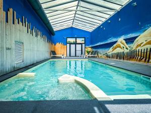 Maison mitoyenne de vacances - piscine commune et espaces verts - 4 personnes