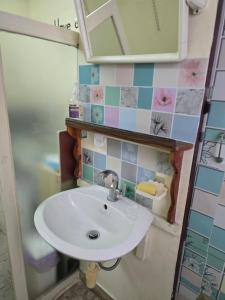 J Place Studio 204 with free Wifi, near Skytrain