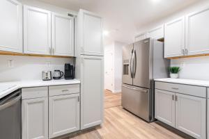 Modern Basement Suite, 2BR Sofa Bed, Parking