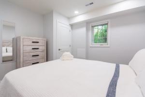 Modern Basement Suite, 2BR Sofa Bed, Parking