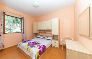 Cozy Apartment In Makarska With Wifi
