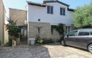 Four Bedroom Cozy Apartment In Milna