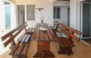 Four Bedroom Cozy Apartment In Milna