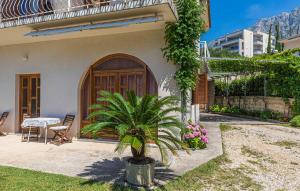 Cozy Apartment In Makarska With Wifi - Csc851