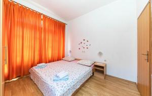 Cozy Apartment In Makarska With Wifi - Csc851