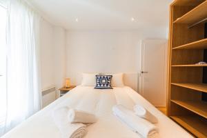 Bleu Indigo Piscine, Parking, Au calme