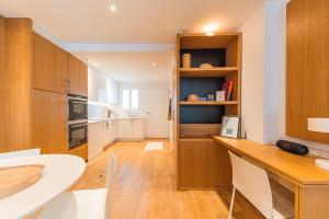 Bleu Indigo Piscine, Parking, Au calme