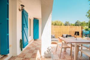 Bleu Indigo Piscine, Parking, Au calme