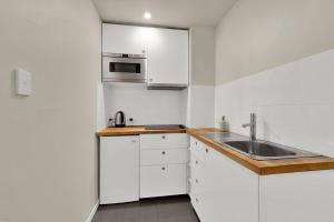 Central CBD studio free parking