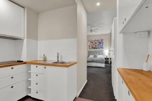 Central CBD studio free parking