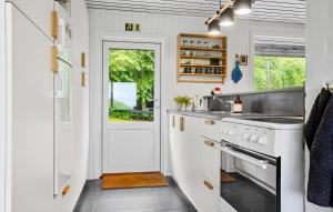 3 Bedroom Amazing Home In Fur