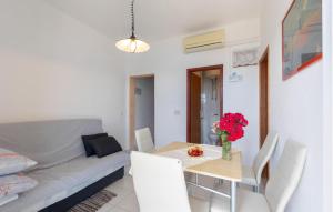 Stunning Apartment In Omis