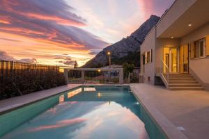 Summer House Lea - Villa with heated pool and sea view