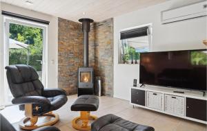 Cozy Home In Glesborg With Wifi