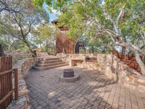 210 Zebula, 5-bedroom house & 1-bedroom cottage