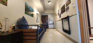 8U Pristine & Cozy Stay at Uptown Mall BGC across Mitsukoshi with FREE Parking and Balcony