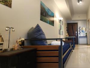 8U Pristine & Cozy Stay at Uptown Mall BGC across Mitsukoshi with FREE Parking and Balcony