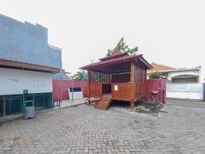 RedDoorz Syariah at Homestay Bougenville near Taman Alun-Alun Kota Lamongan