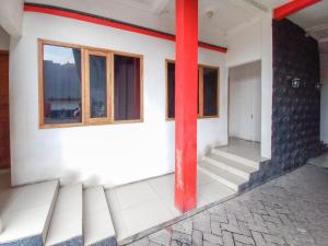 RedDoorz Syariah at Homestay Bougenville near Taman Alun-Alun Kota Lamongan