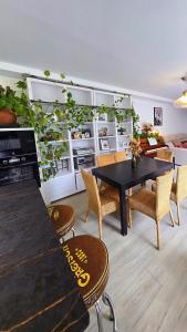 Elegant Apartment for 4 with WiFi, Parking and Private Pool