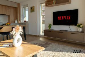 MoHost Urban 2 - Modern Retreat by the Mountains