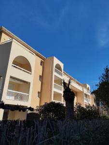 T3 cavalaire dans résidence avec piscine