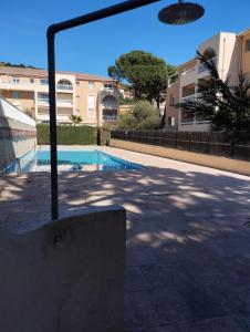 T3 cavalaire dans résidence avec piscine