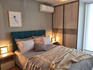 Athenean Riviera Posh Apartment