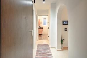 Cozy Two Bedroom Apartment Rose with Terrace