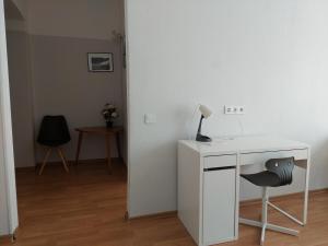 Lovely & sunny 2 rooms Free street parking