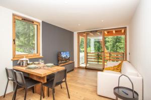 FLORA ALPINA EXPERIENCE - "Ski-to-Door" Brand New Chalet Apartments with Indoor Garage and Mountain View