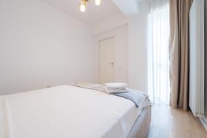 Eric - Spacious Apt with Balcony