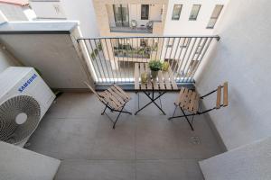 Eric - Spacious Apt with Balcony