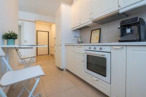 Eric - Spacious Apt with Balcony