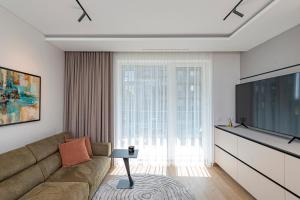 Modern 2 BD Apartment by Domvia